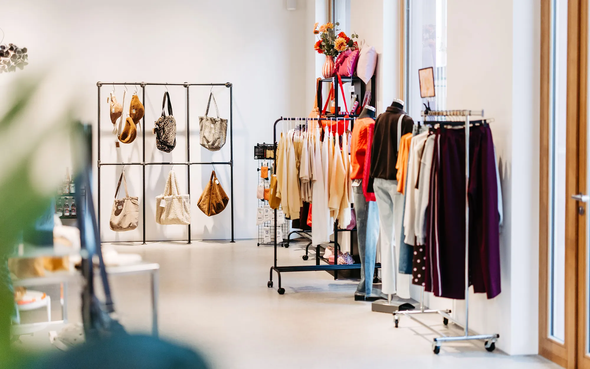 Taschenwand und Mode im Laden