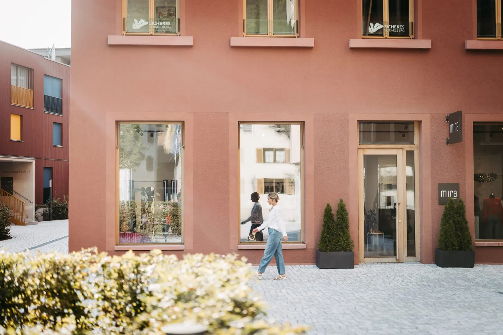 Stefanie vor dem Laden im Rathausquartier Hohenems